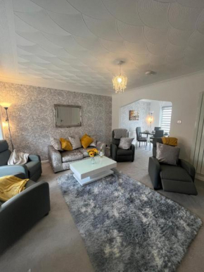 Ayr New Decor May '24, 3bedroom, 140m2, detached house, with private gardens